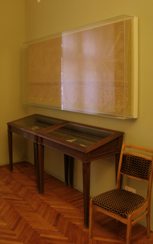 Настенная витрина Топаз нестандартного размера (Музей декоративно-прикладного искусства (Москва))