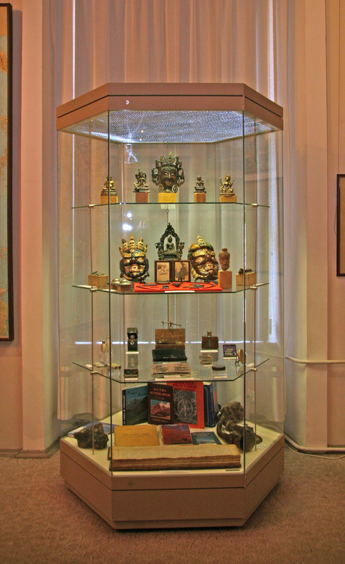 Витрина Saphir шестигранная, в музее Рериха в Москве
