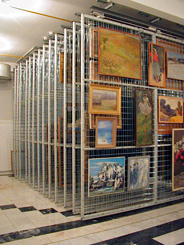 Выдвижные сетки хранения живописи в Сургутском государственном художественном музее